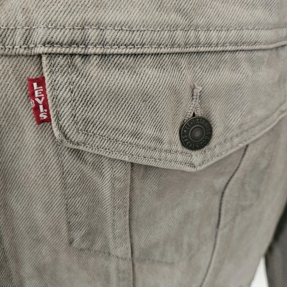 Levi's Relaxed Fit Trucker Jacket Size Medium EUC Unisex